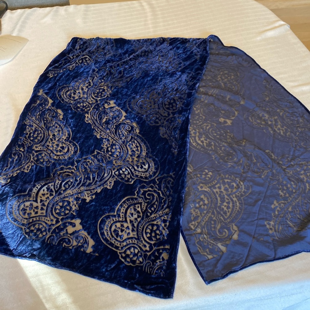 Excellent condition: velvet scarf with sheer paisley pattern